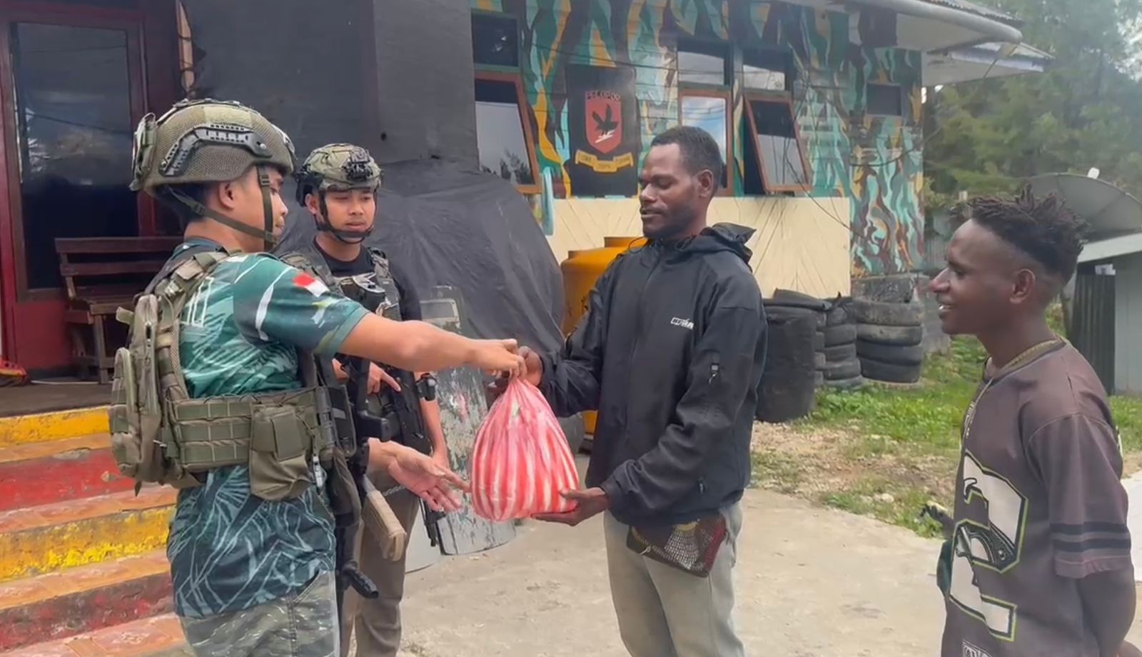 Personel Operasi Damai Cartenz Gelar Kegiatan Humanis Bersama Warga Enarotali