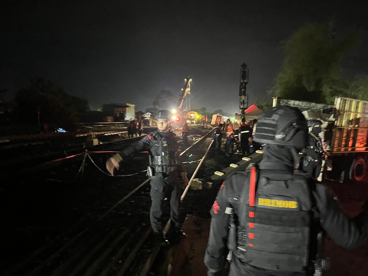 Brimob Amankan Lokasi Anjloknya Kereta Purwojaya di Bekasi