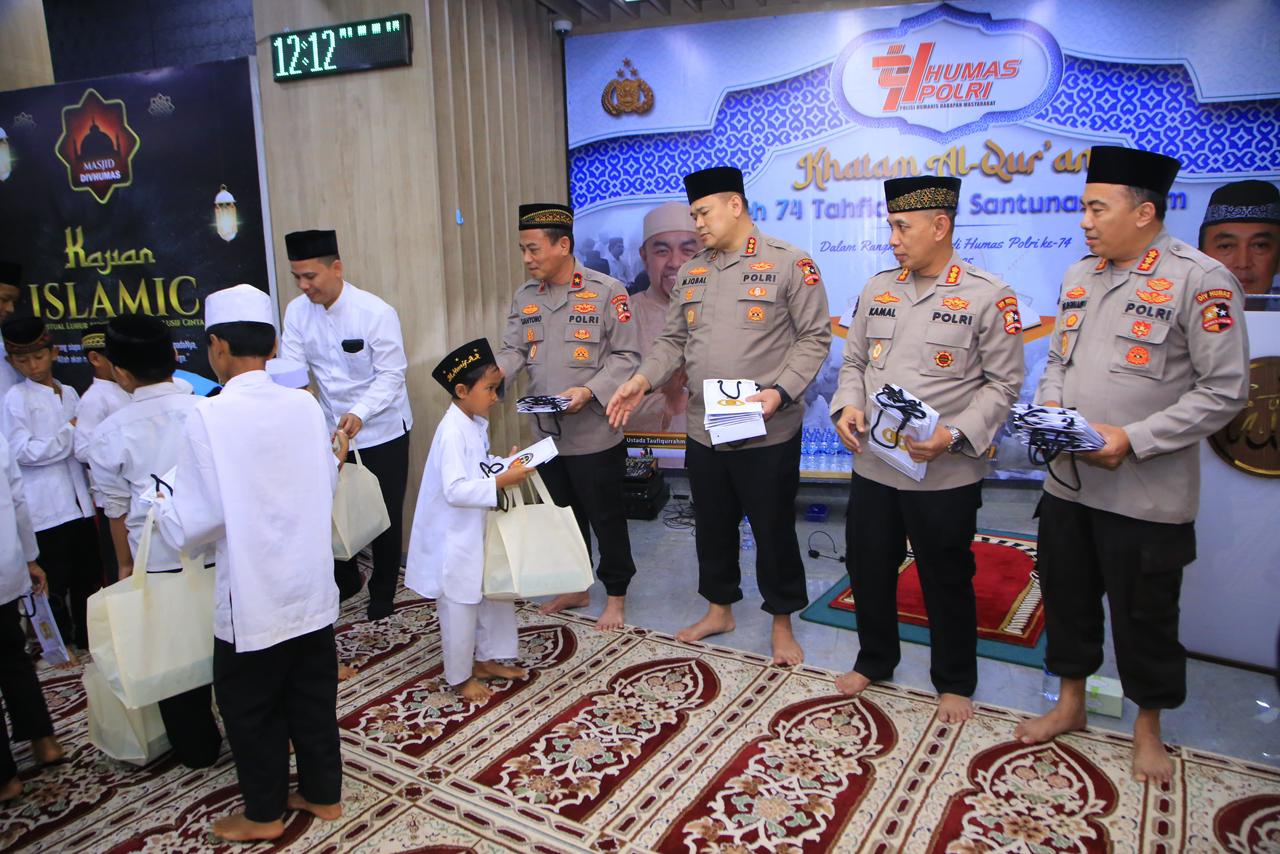 Wujud Peduli Sesama, Humas Polri Berikan Tali Asih Kepada 100 Anak Yatim pada Khatanan HUT Ke-74