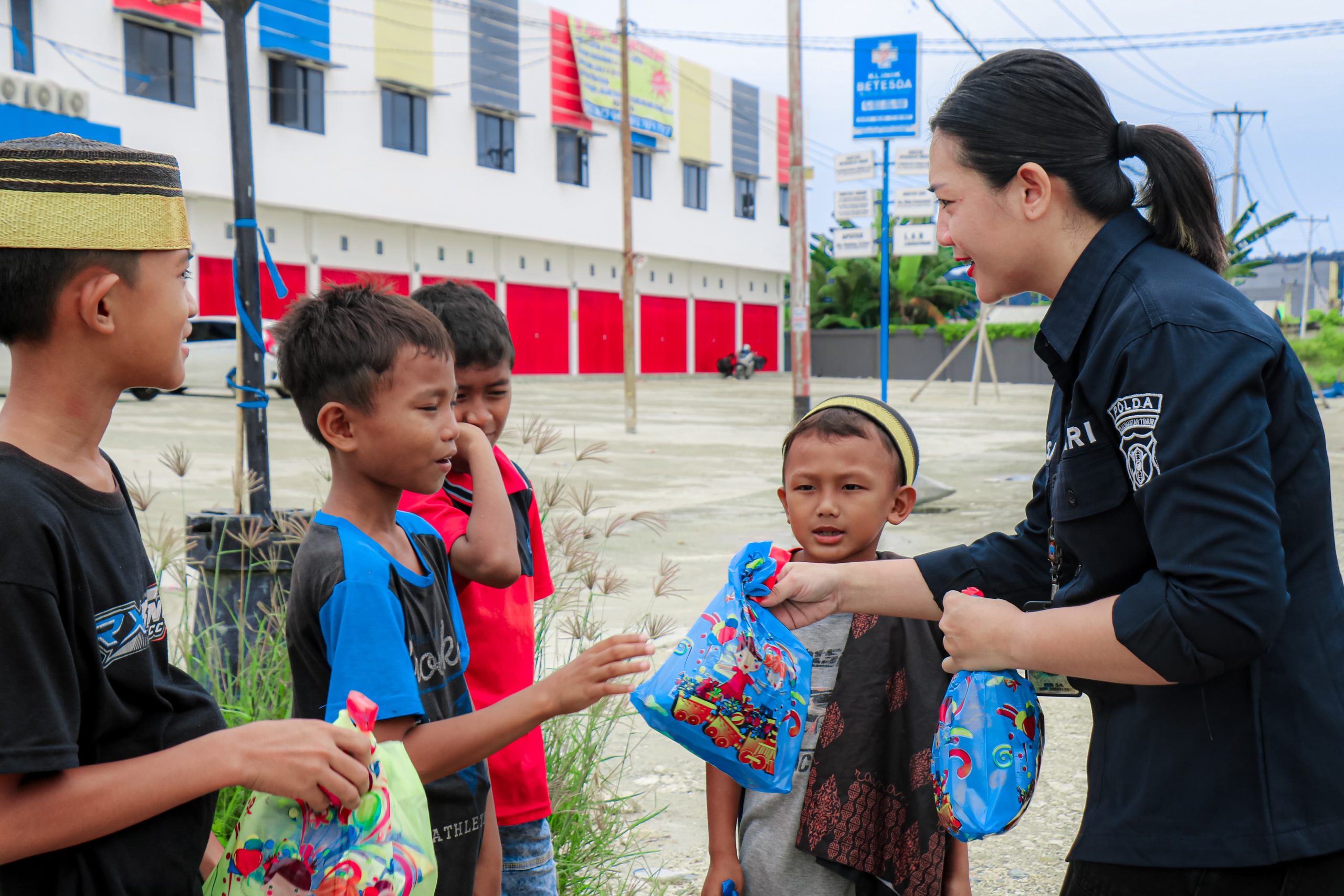 Satgas Humas Ops Damai Cartenz Berbagi Bersama Warga dan Anak-Anak di Jayapura