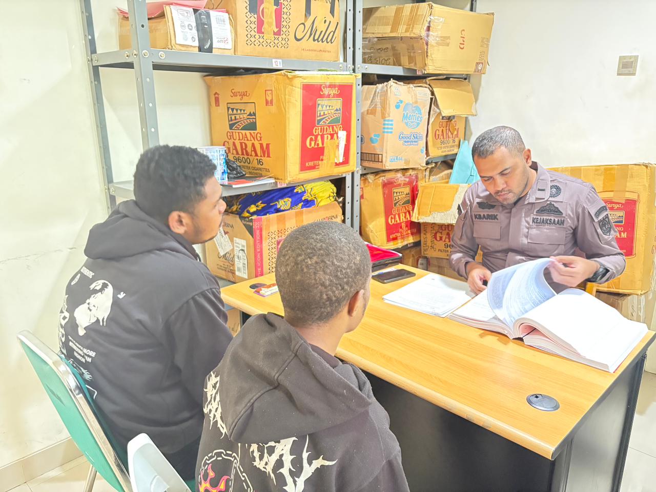 Satgas Damai Cartenz dan Polres Yahukimo Serahkan Tersangka Kasus Penyerangan Nakes dan Guru ke Kejaksaan Jayawijaya