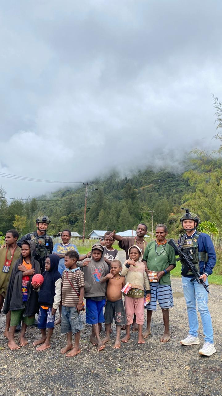 Personel Ops Damai Cartenz Tebar Keceriaan Bersama Anak-Anak di Distrik Bibida, Paniai