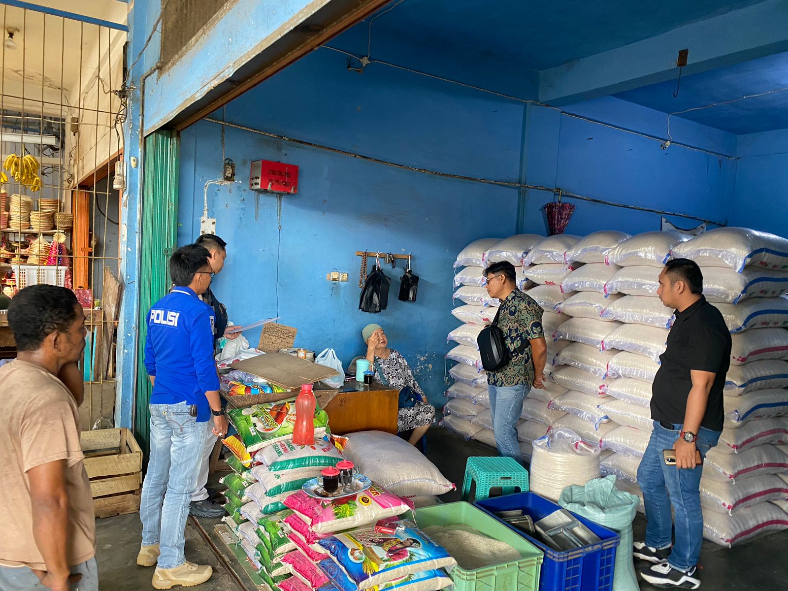Unit Tipidter Polres Bengkulu Utara Pantau Harga Beras di Arga Makmur