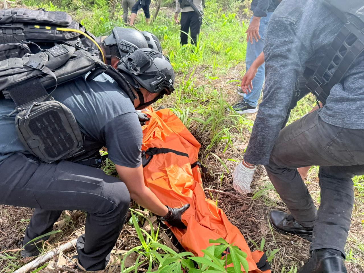 Respon Cepat Penemuan Mayat Pekerja Bangunan di Yahukimo, Satgas Ops Damai Cartenz dan Polres Yahukimo Lakukan Evakuasi