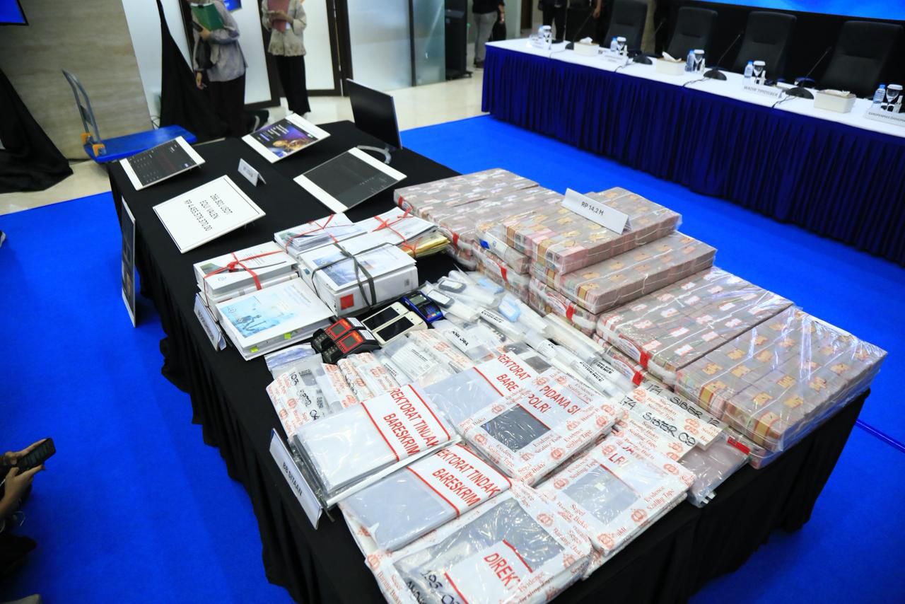 BARESKRIM POLRI BONGKAR 2 APLIKASI PINJOL ILEGAL, 400 KORBAN DIPERAS DAN DIANCAM