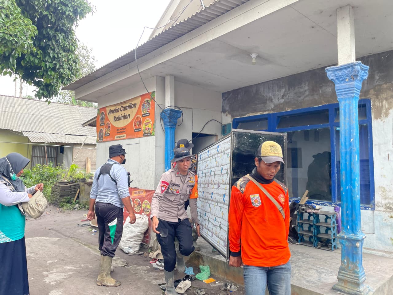 Satbrimob Polda Jawa Timur Perkuat Operasi Kemanusiaan Pasca Erupsi Semeru