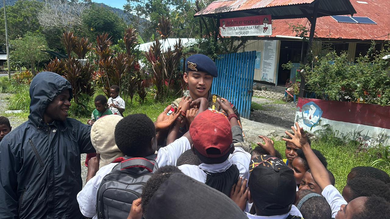 Dekatkan Diri dengan Masyarakat, Satgas Ops Damai Cartenz Adakan Edukasi dan Hiburan untuk Anak-Anak di Puncak Jaya