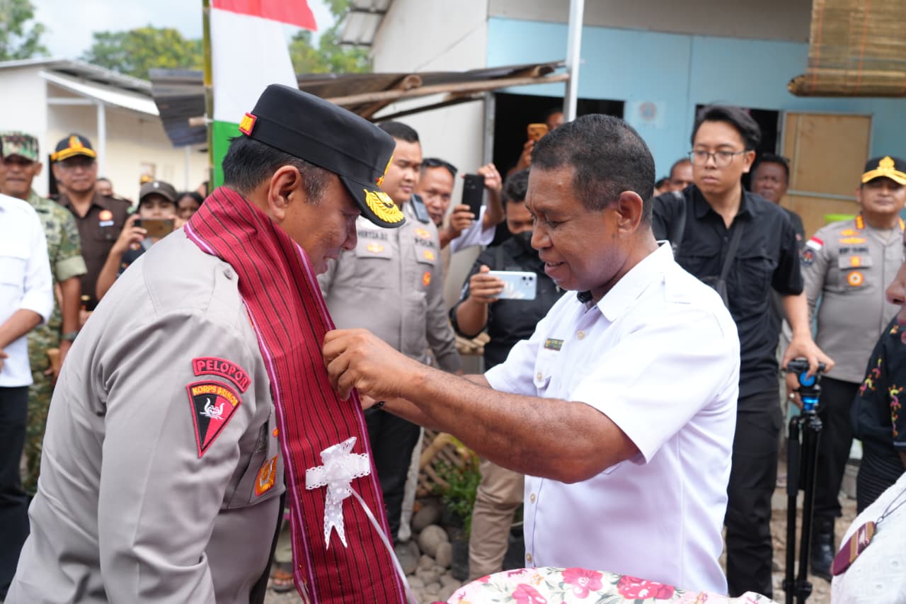 Wakapolri Bersama Perwakilan Akpol ’90 Dhira Brata Resmikan Sumur Bor dan Serahkan Bantuan untuk Pengungsi Lewotobi di Huntara II Konga
