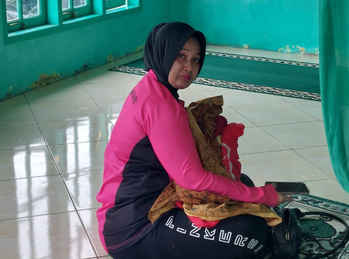 Penuh Haru dan Simpatik, Bhayangkari Cabang Tapsel Menyusui Bayi yang Terpisah dari Ibunya di Posko Longsor Marsada