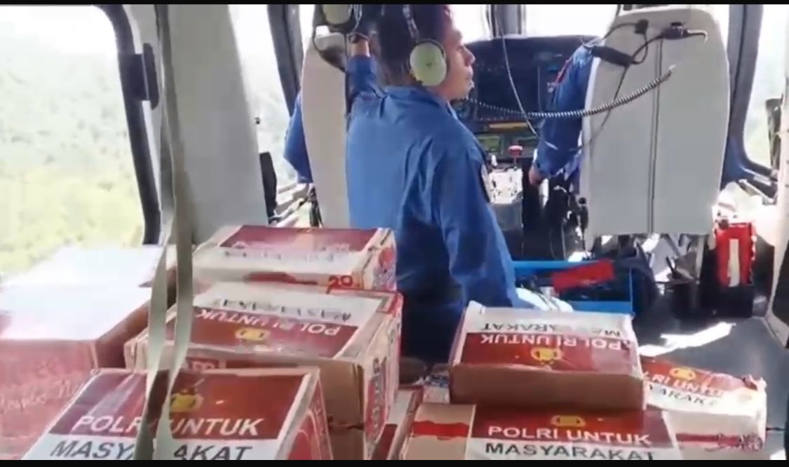 Polri Lanjutkan Distribusi Bantuan Bencana Banjir dengan Airdrop ke Taput dan Tapteng