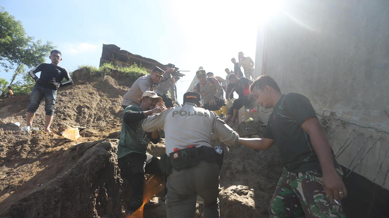 Kapolda Sebrangi Sungai Tingkeum untuk Tembus ke Aceh Utara, Sempat Temui Warga yang Tertahan di Kutablang