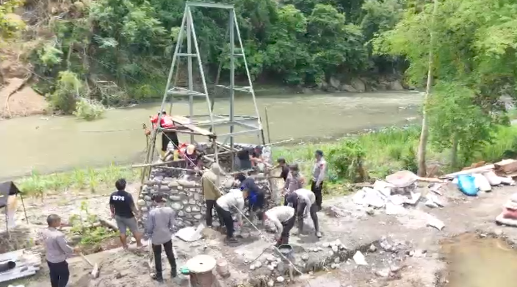 POLRI GERAK CEPAT RESPON PIDATO PRESIDEN PRABOWO, SATBRIMOBDA SULSEL BANGUN JEMBATAN GANTUNG DI SOPPENG