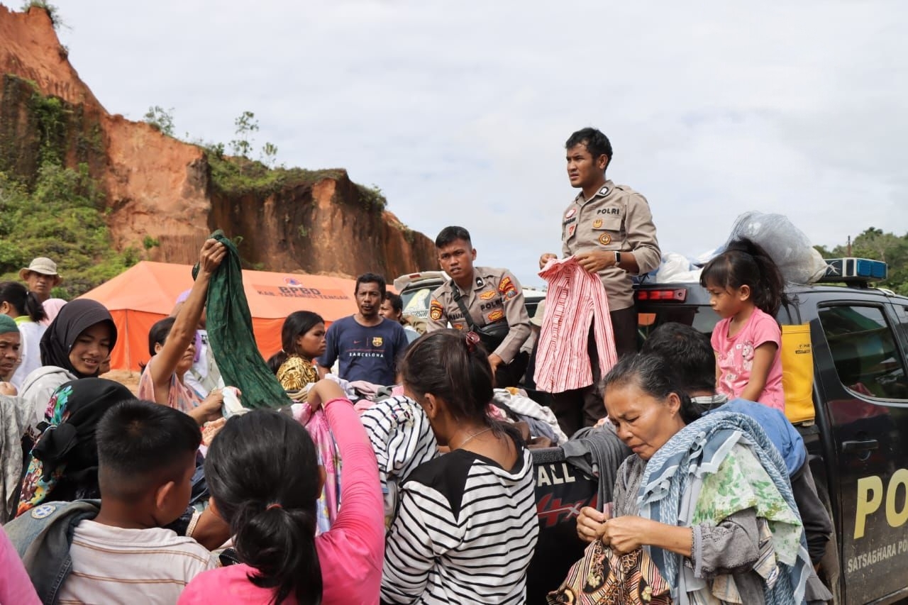 Polres Tapteng Bagikan Bantuan Pakaian untuk Korban Banjir