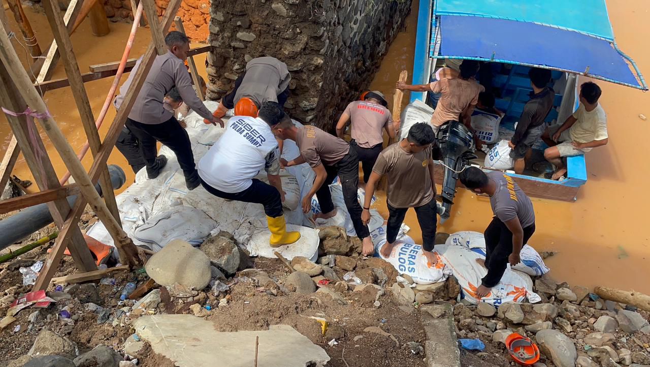 POLDA SUMUT BANGUN JEMBATAN DARURAT DI TAPTENG, PULIHKAN AKSES WARGA DAN JALINSUM