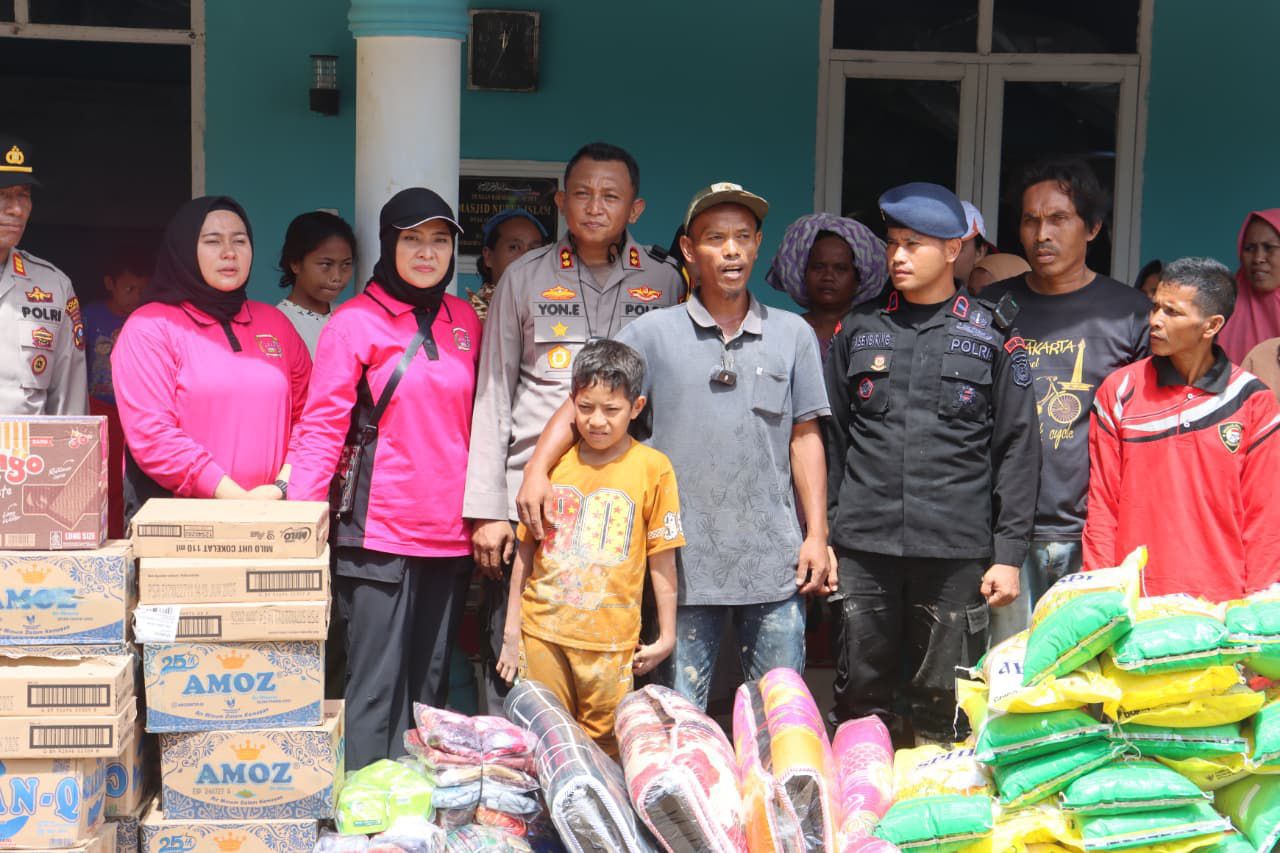 Polres Tapanuli Selatan Salurkan Bantuan Sosial untuk Korban Bencana Alam di Kelurahan Reniate