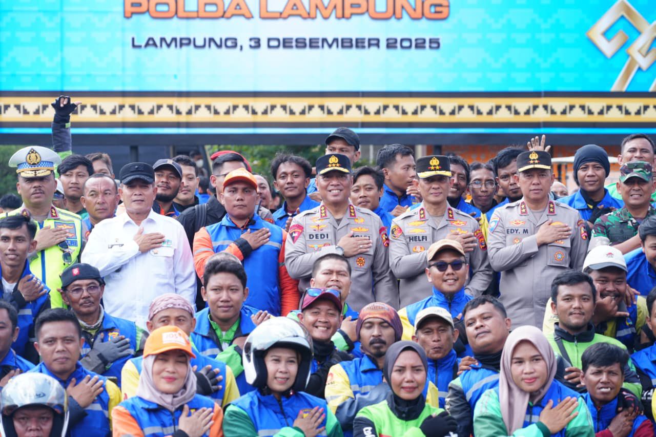 Polri Perkuat Kemitraan dengan Ojek Online: Polda Lampung Gelar Bakti Sosial dan kesehatan pada Apel Ojol Kamtibmas Nasional 2025