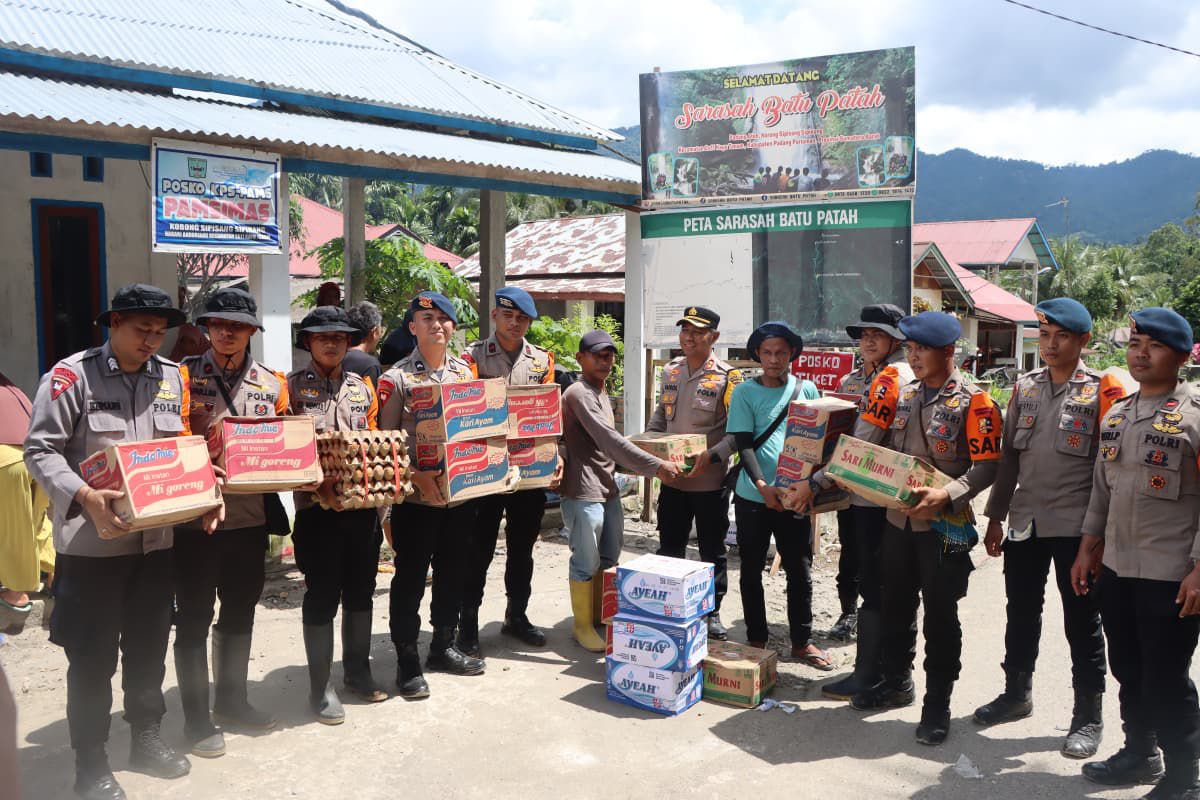 Polres Padang Pariaman Salurkan Bantuan ke Warga Terdampak di Korong Sipisang sipinang Nagari Anduring Kecamatan 2×11 Kayu Tanam