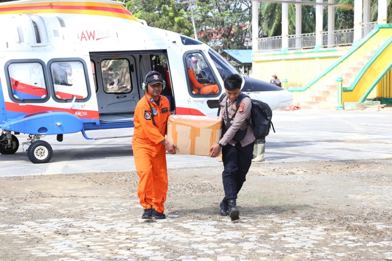 Helikopter AW169 Polri Distribusikan 348 Kg Logistik Kemanusiaan untuk Korban Bencana di Aceh Tamiang