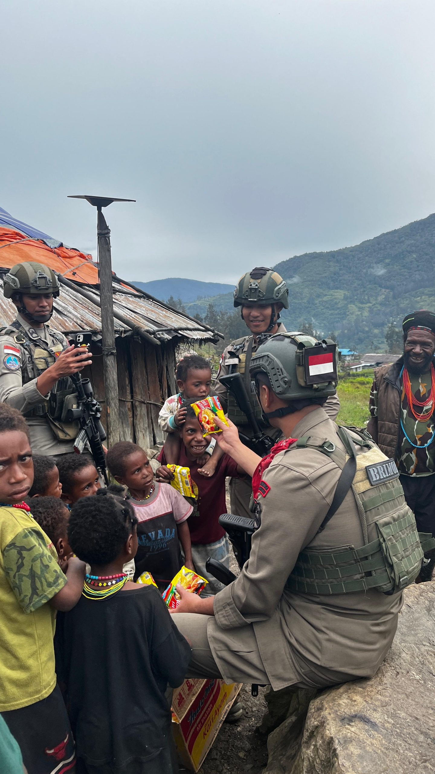 Personel Ops Damai Cartenz Sektor Sinak Beri Mi Instan dan Makanan Ringan Saat Warga Membersihkan Gereja Gingga Baru