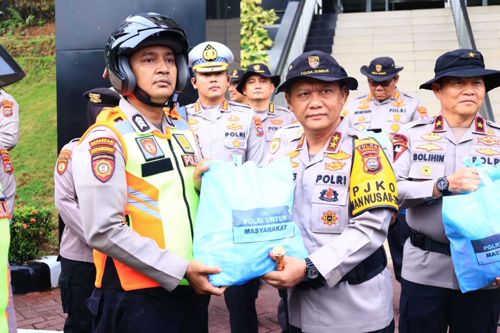 Polda Sumbar Lepas Ratusan Paket Bantuan untuk Lima Titik Bencana di Kota Padang