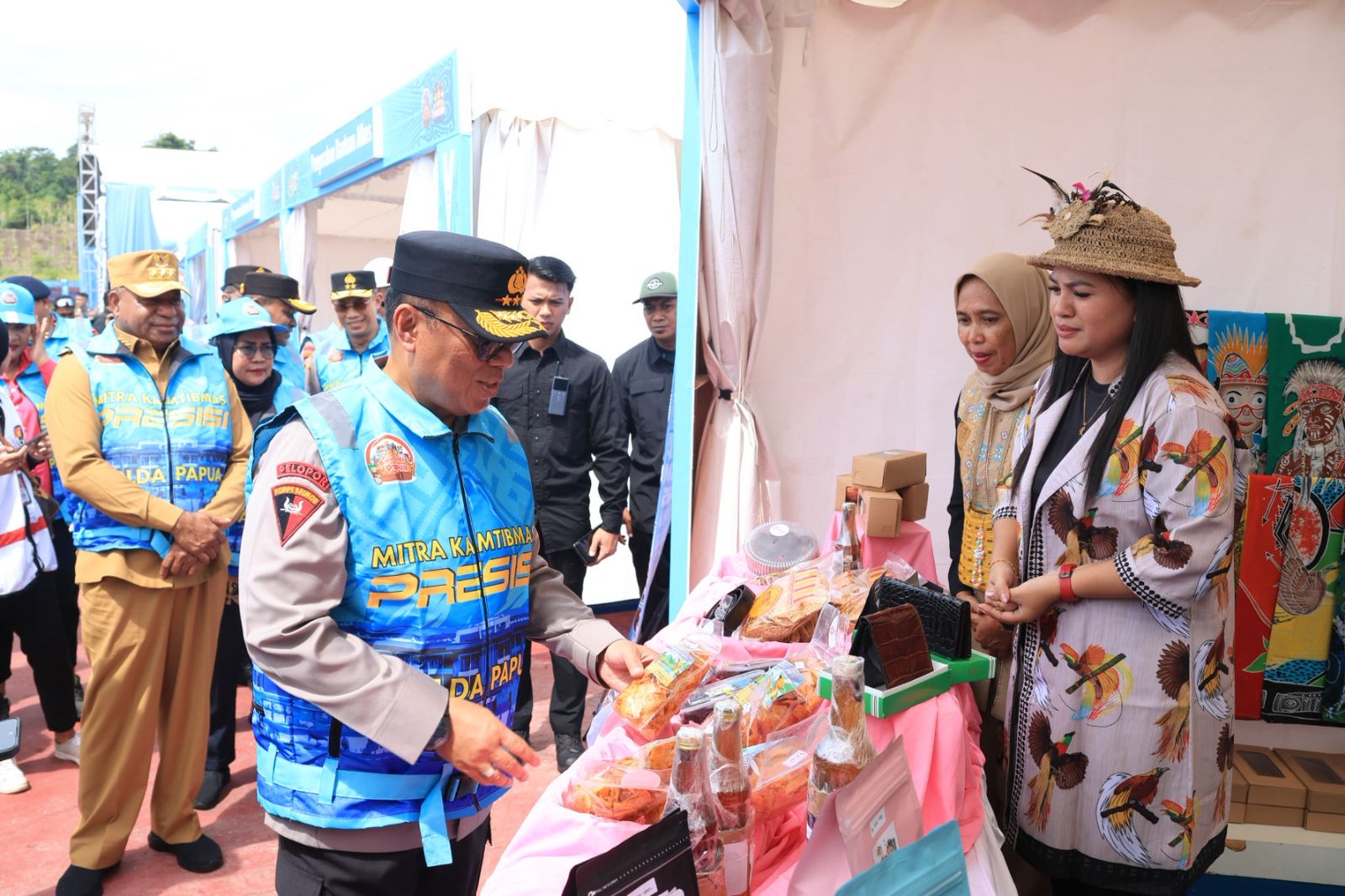 Wakapolri Tinjau UMKM, Bakes, dan Pembagian Perlengkapan Sekolah Usai Apel Mitra Kamtibmas di Papua