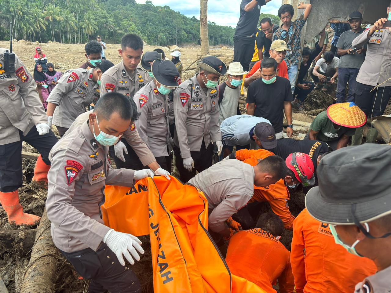 Tugas Kemanusiaan Berlanjut: Tim Brimob Polda Riau Evakuasi Jenazah Korban Bencana di Kecamatan Palembayan
