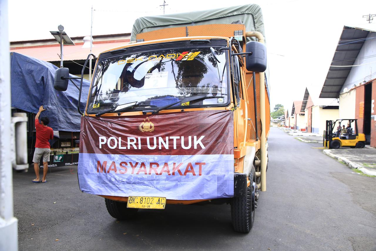 Slog Polri Percepat Distribusi Bantuan ke Tiga Provinsi Terdampak Bencana Melalui Jalur Udara dan Laut