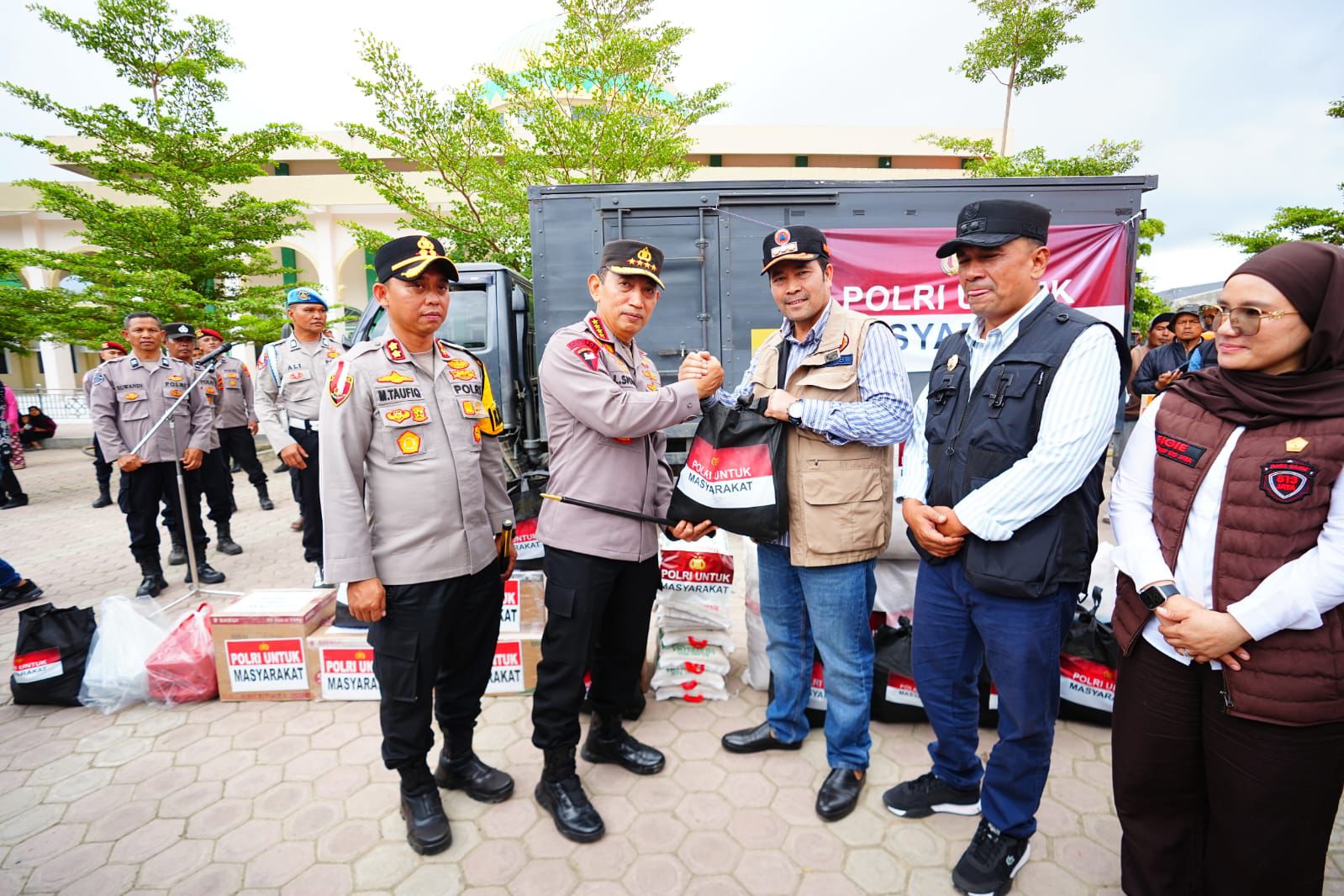 Tinjau Pengungsian di Aceh Tengah, Kapolri Tekankan Percepatan Perbaikan Akses hingga Distribusi Bantuan