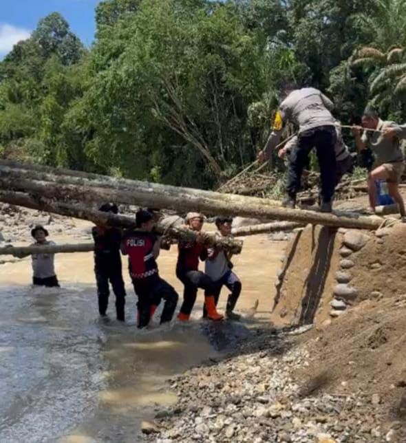 PEMBANGUNAN JEMBATAN DARURAT DI SALAREH AIA, POLRES AGAM PERCEPAT PEMULIHAN AKSES WARGA