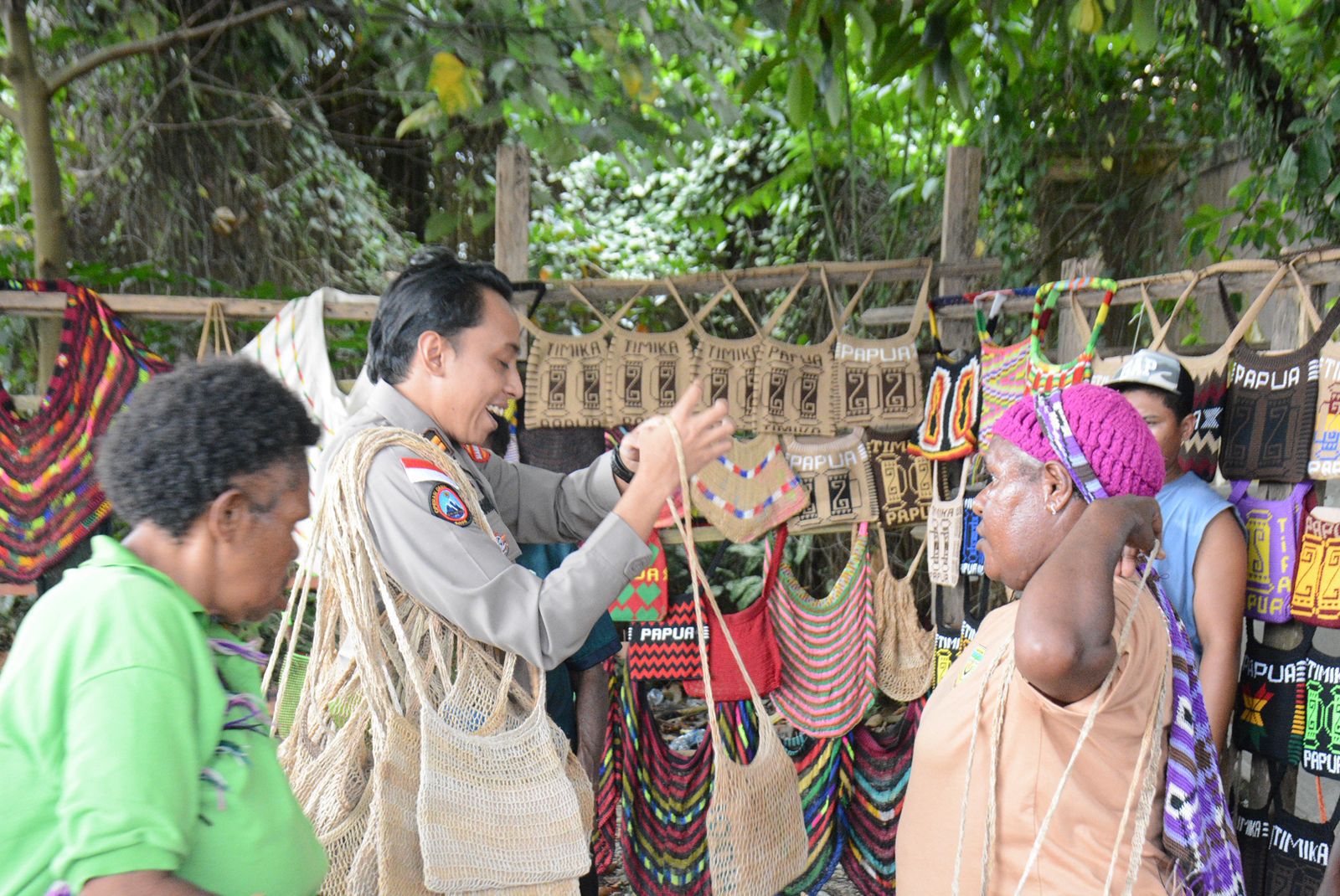 Personel Ops Damai Cartenz Dukung Produk Lokal Papua Lewat Aksi Belanja UMKM di Timika