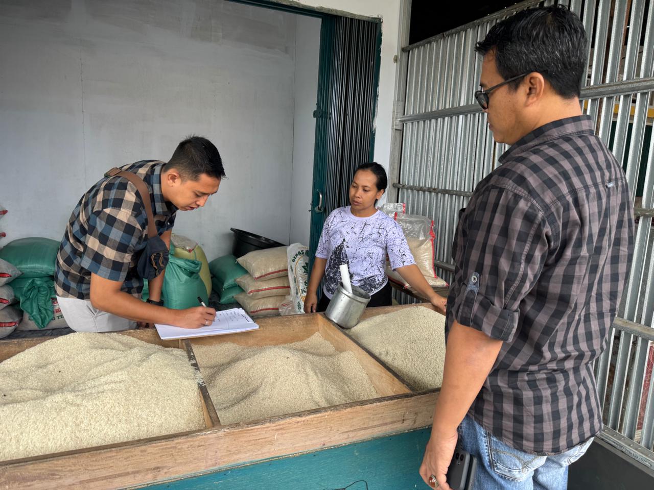 Unit Tipidter Polres Bengkulu Utara Pantau Harga Beras di Arga Makmur