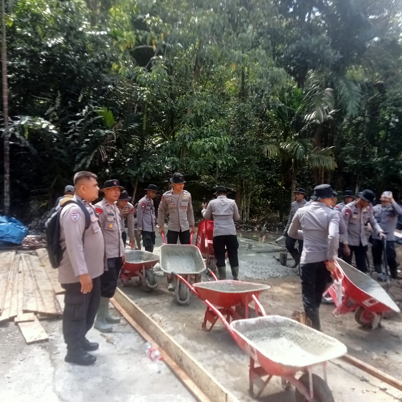 Polri Bersama Pemda Bangun Hunian Sementara bagi Pengungsi di Pesisir Selatan