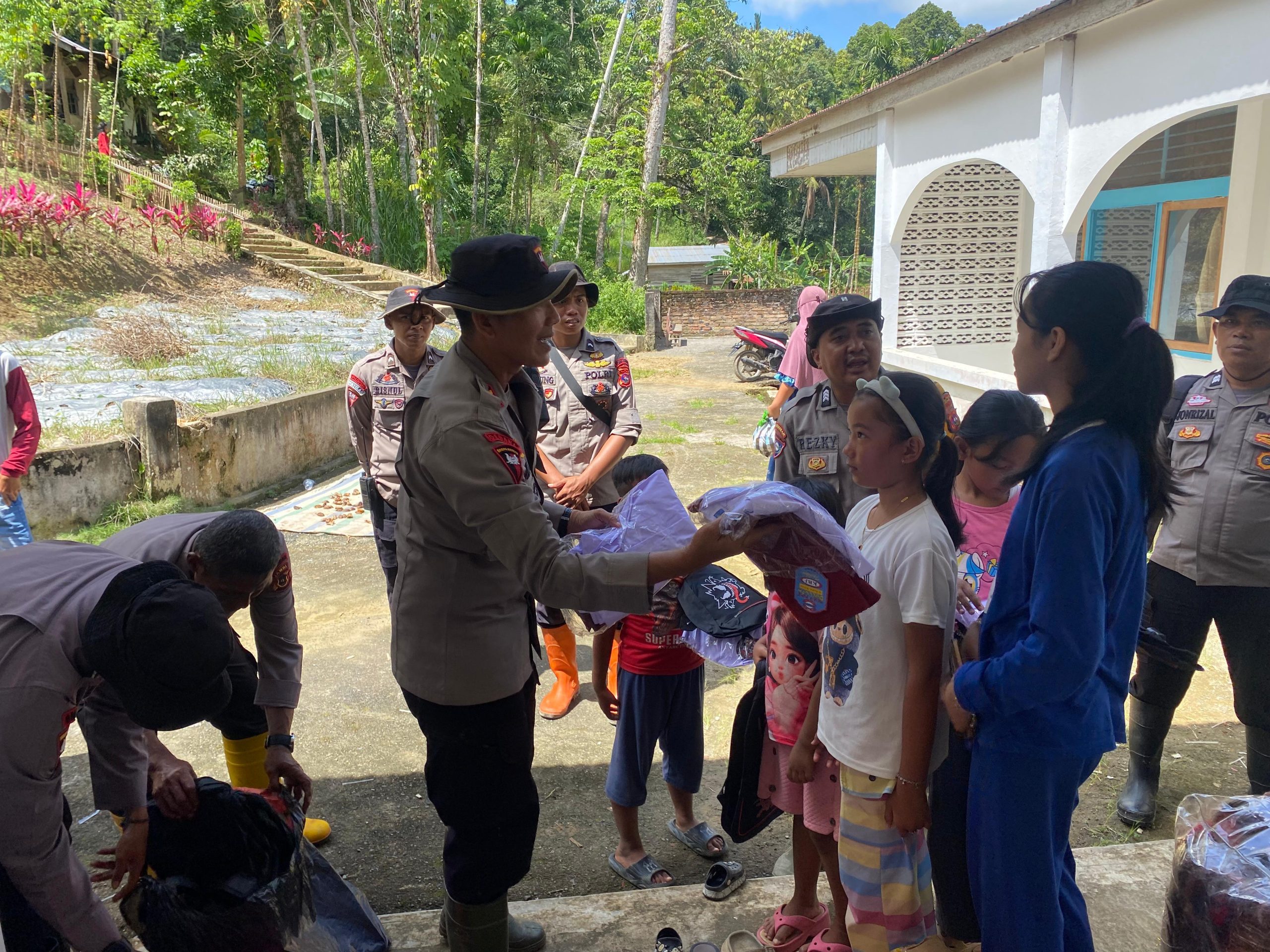 Satbrimob Polda Jambi Turun Langsung Salurkan Bantuan Kemanusiaan untuk Korban Banjir dan Longsor di Agam