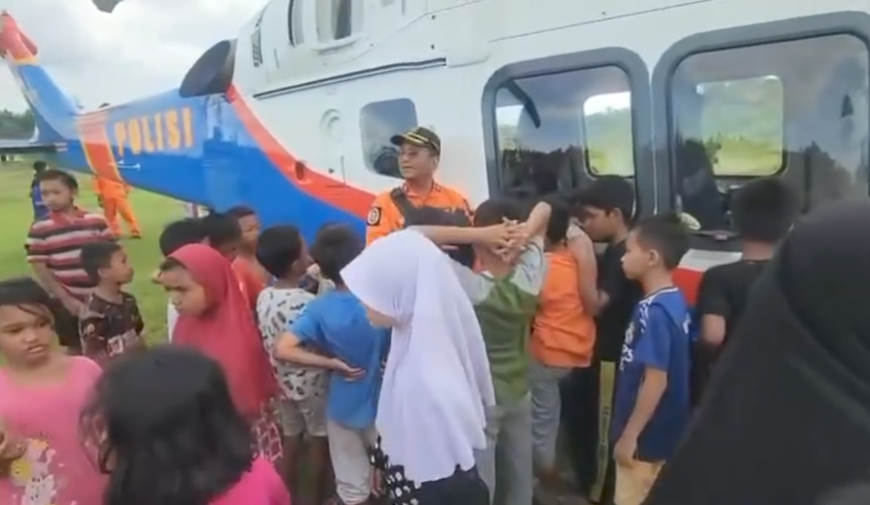 Kru Helikopter Polri Dampingi Warga di Tengah Bencana, Anak-Anak Aceh Tamiang Jadi Sumber Semangat