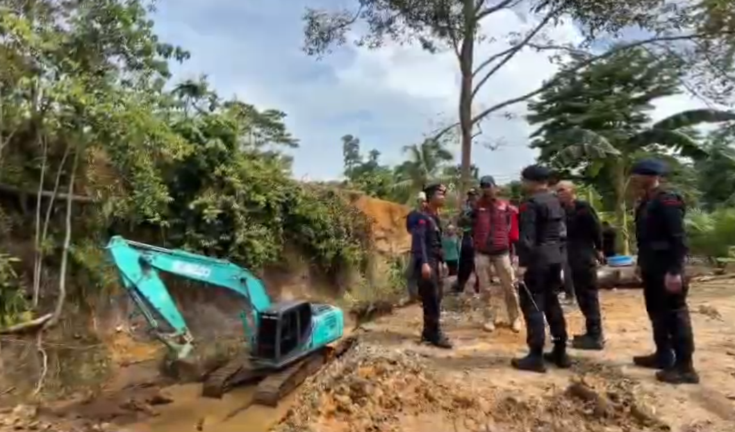 Brimob Polda Kaltara Membangun Jembatan Roboh di Tapal Batas, Sebatik Tengah
