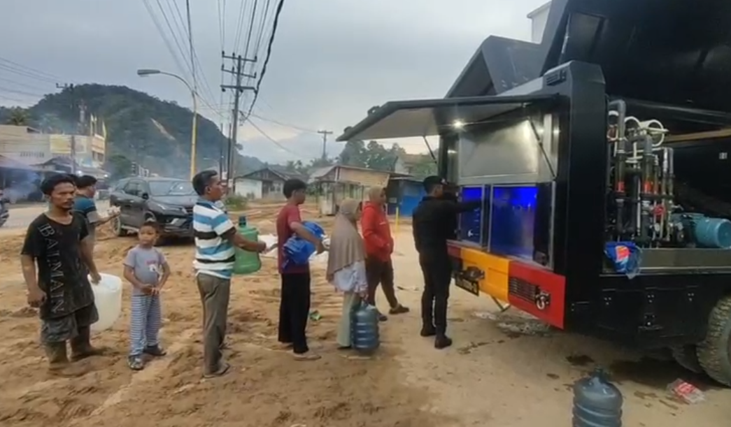 Water Treatment Sat Brimob Polda Sumut Jadi Penyelamat Krisis Air Bersih Pasca Banjir Tapanuli Tengah