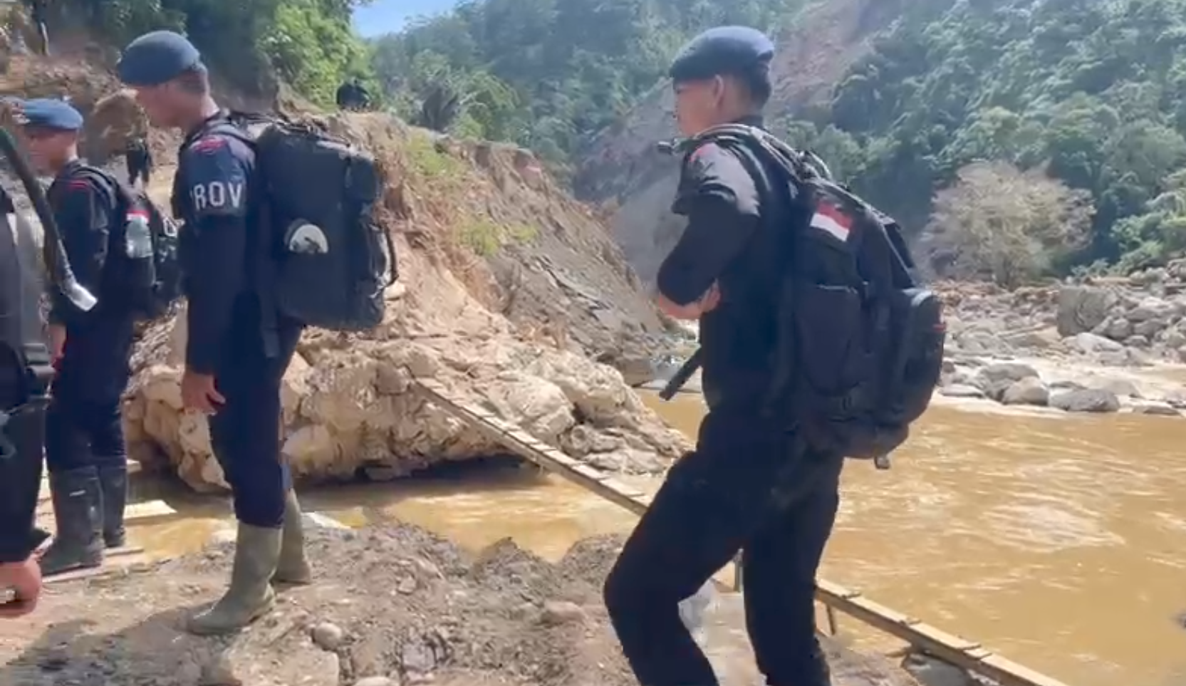 Brimob Polda Aceh Terobos Daerah Terisolir di Bener Meriah, Salurkan Bantuan dan Layanan Kesehatan