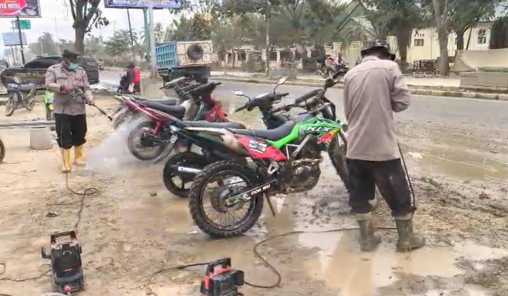 Bengkel dan Cuci Motor Mobile Polres Aceh Tamiang Untuk Masyarakat Terdampak Banjir