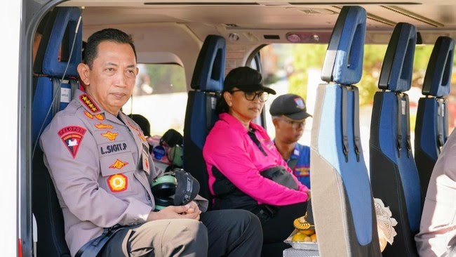 Kapolri dan Ketua Umum Bhayangkari Tinjau Udara Dampak Banjir Longsor Sumut, Pastikan Percepatan Bantuan untuk Warga