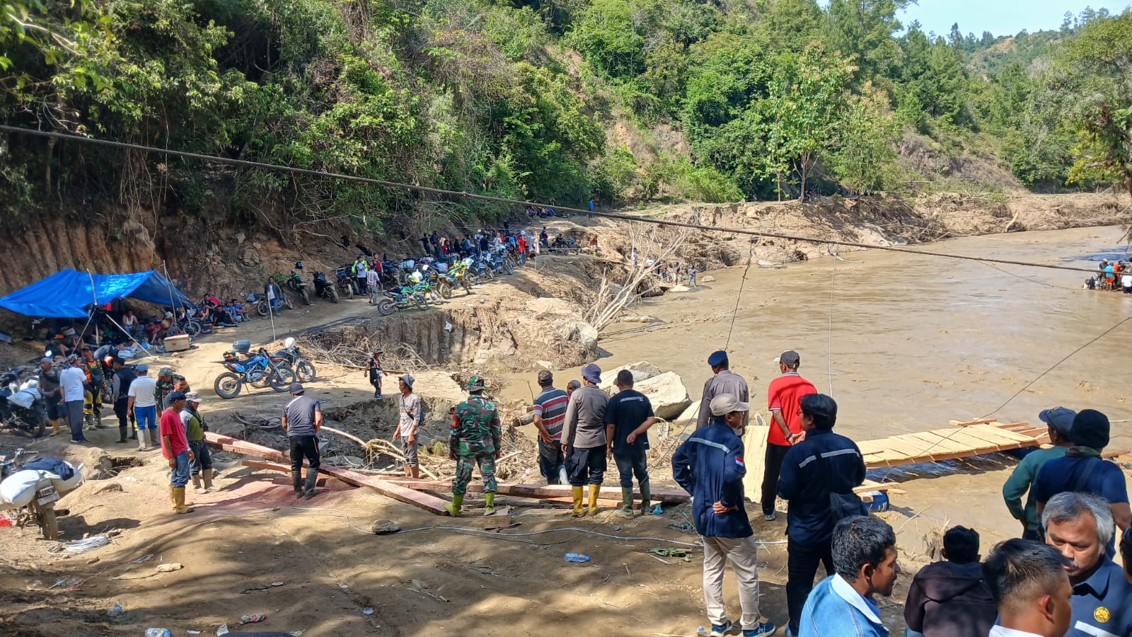 Polres Aceh Tengah Salurkan Bantuan Logistik ke Desa Terisolir di Kecamatan Linge