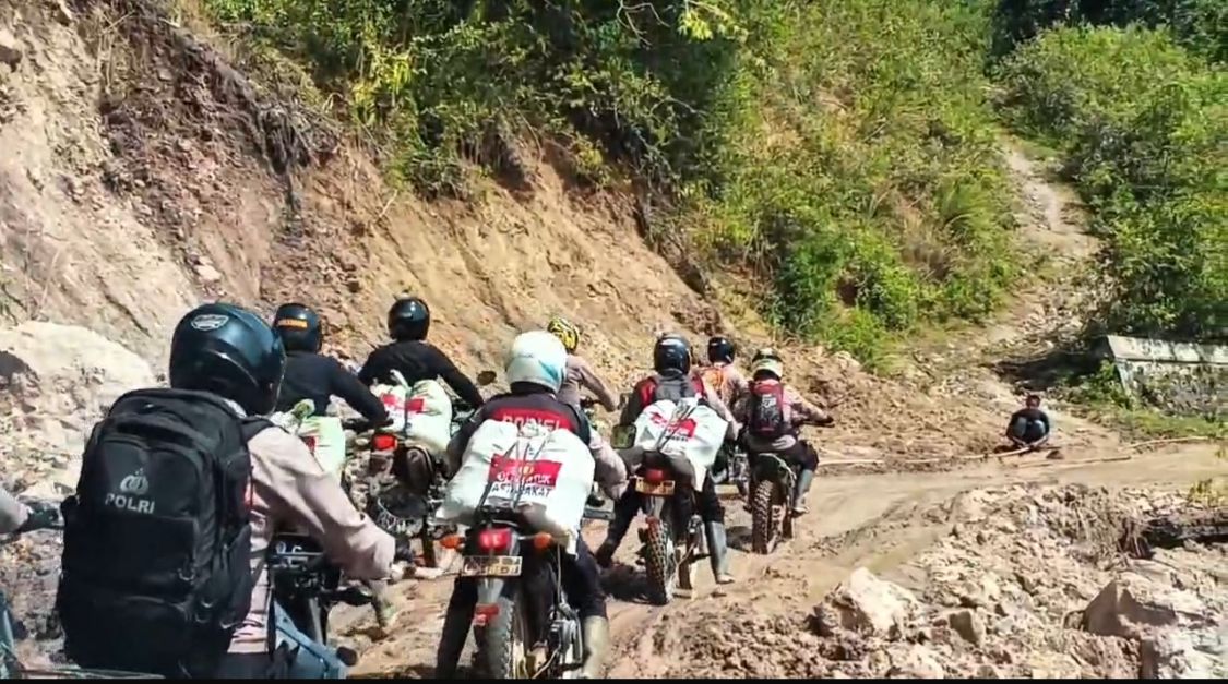 Tembus Medan Sulit, Polres Aceh Tengah Distribusikan Sembako dan Sling Baja ke Kemukiman Jamat