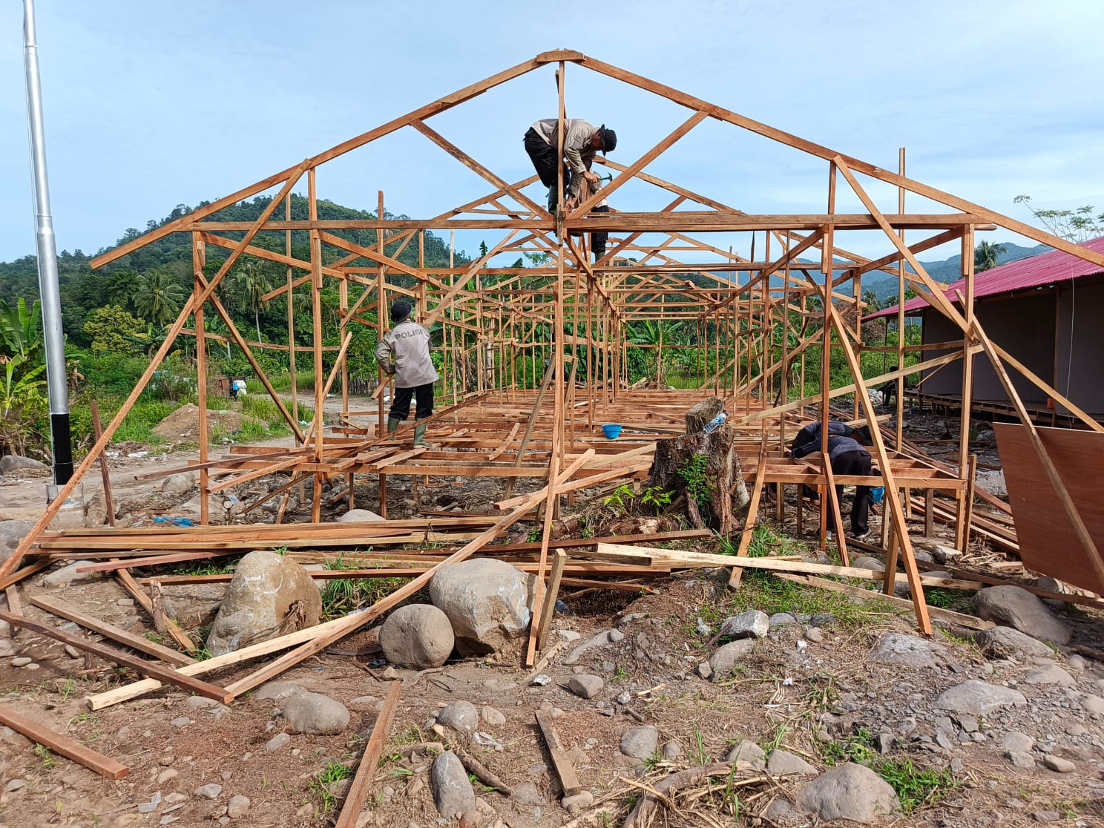 Capai 47 Unit, Pembangunan Huntara Sat Brimob Polda Sumbar Terus Berjalan di Pauh