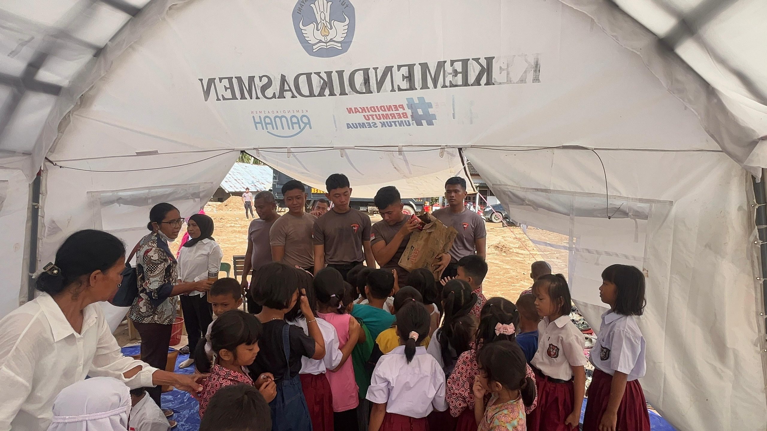 Brimob Polda Sumut Bersama Dinas Pendidikan Tapanuli Tengah Salurkan Bantuan Perlengkapan Sekolah ke Sekolah Darurat