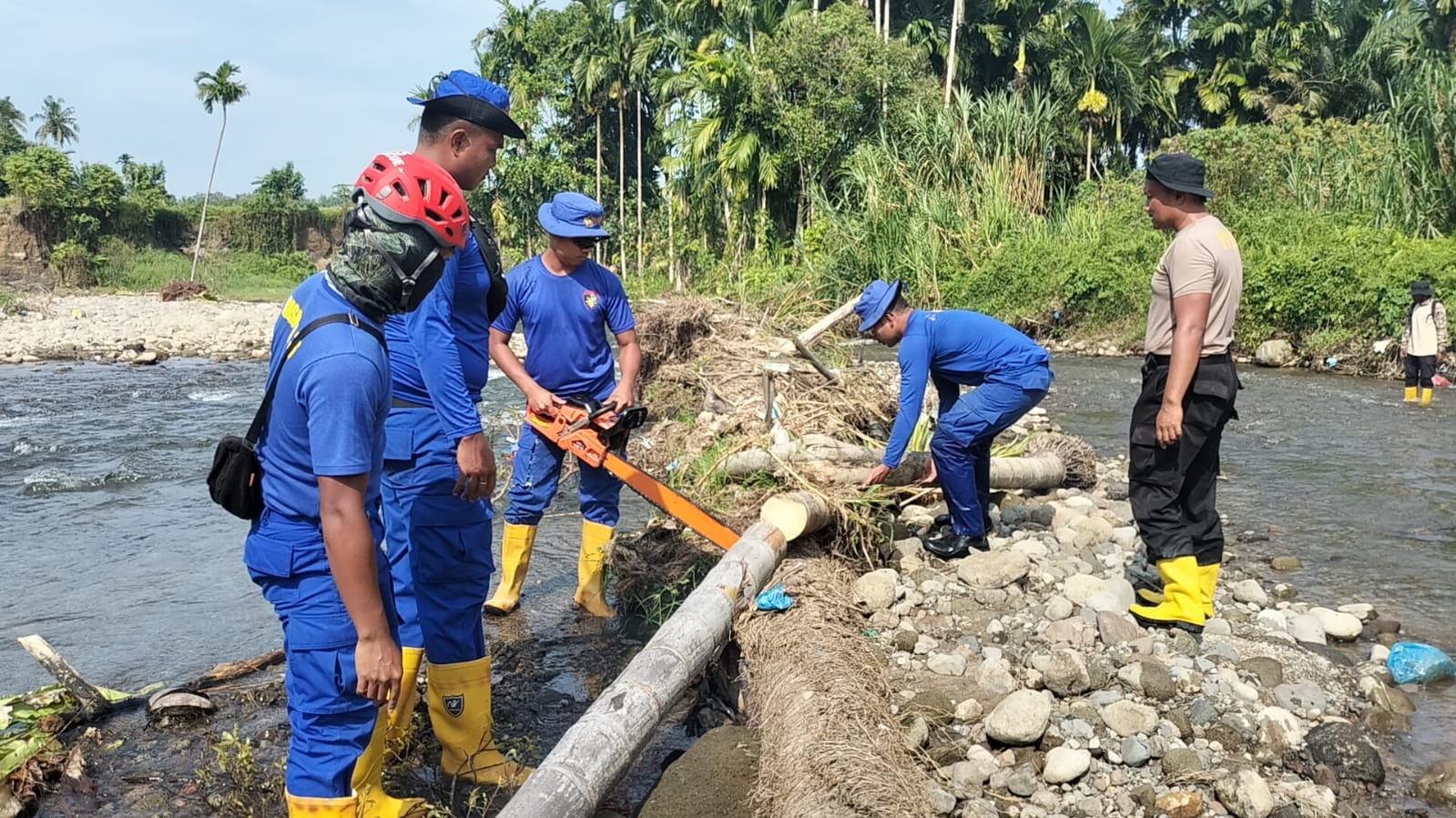 Tim SAR Korpolairud BKO Polda Jabar Bangun Jembatan Sementara di Padang Pariaman, Akses Warga Patamuan Kembali Terhubung