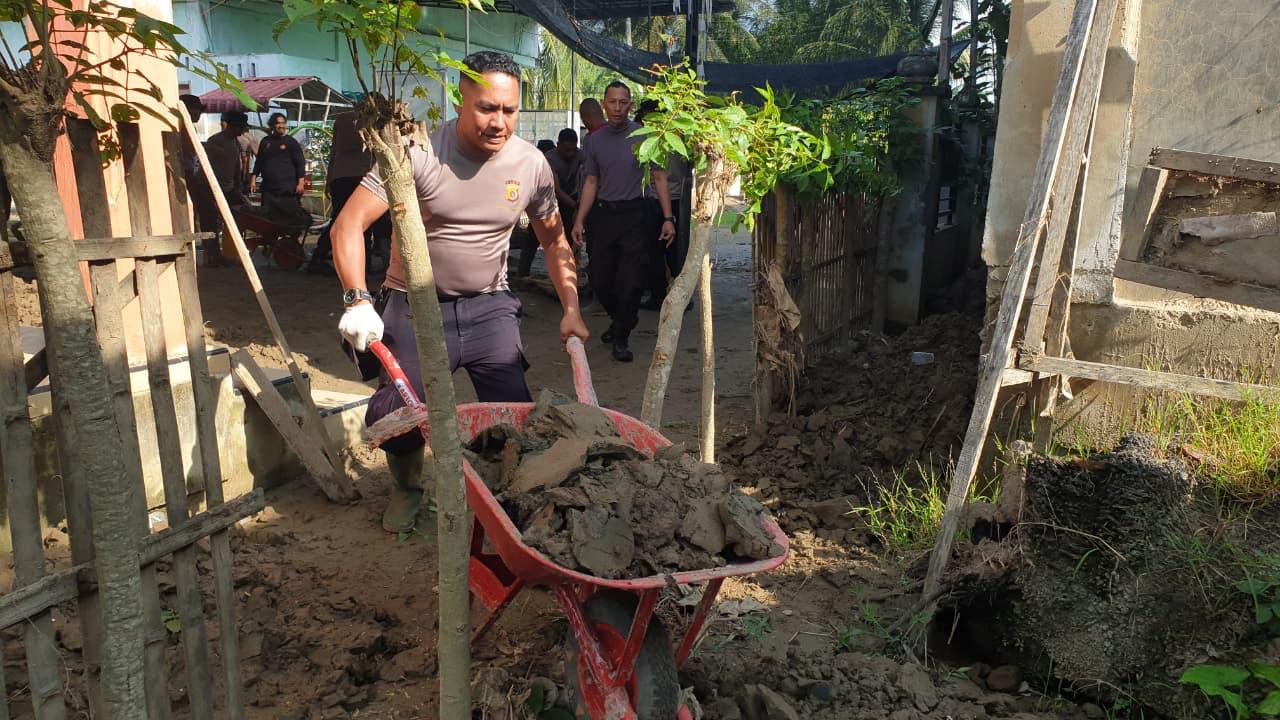 Pulihkan Sekolah Pascabanjir, Polres Bireuen Gotong Royong Bersihkan TK di Gandapura
