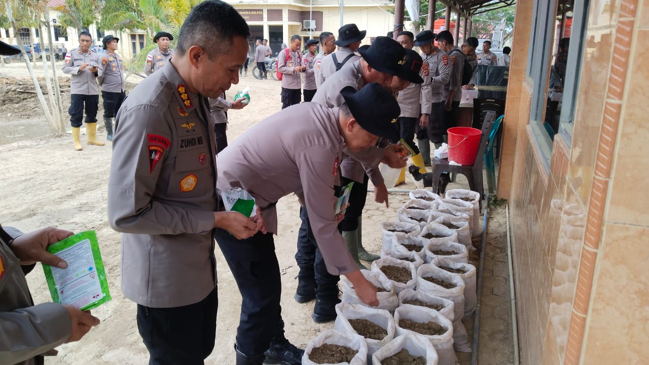 Manfaatkan Lumpur Banjir, Kapolda Aceh Serahkan Ribuan Karung Tanam Untuk Masyarakat Aceh Tamiang