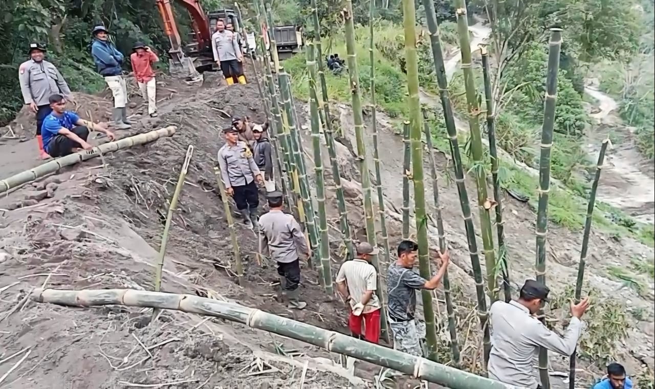 Gotong Royong Menahan Longsor: Polsek Kute Panang dan Warga Lukup Sabun Barat Bersatu Menjaga Jalan Kehidupan