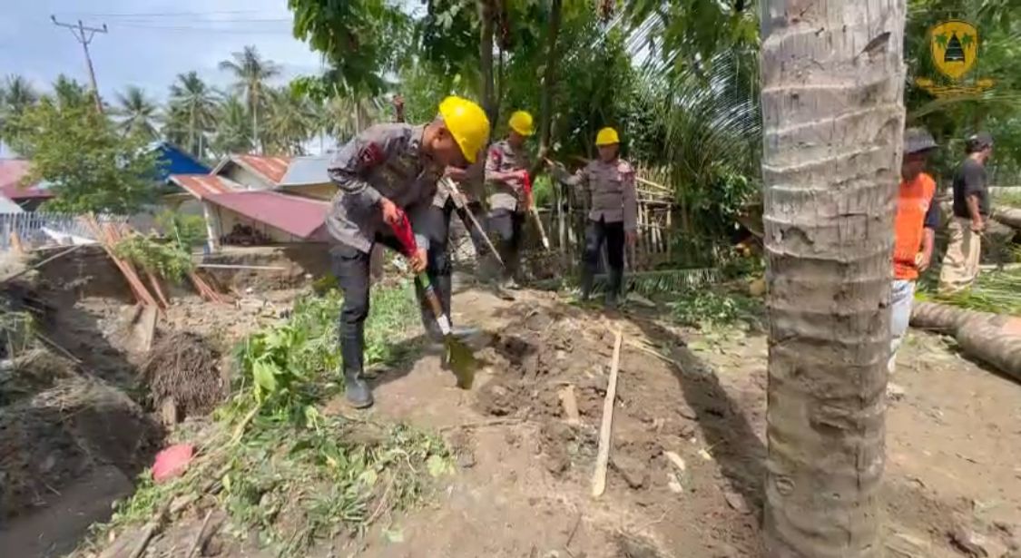 Brimob Polda Sulteng Bangun Jembatan Sementara Penghubung Wani 3–Labuan Kungguma
