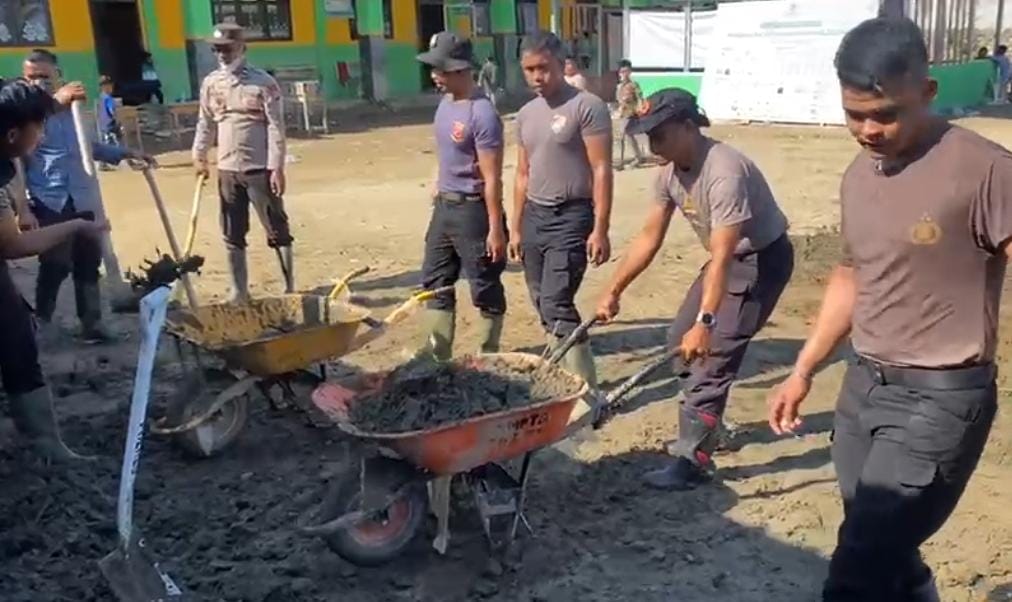 Dukungan Pendidikan Pulih Cepat Pascabanjir, Polres Pidie Jaya Bersihkan Sekolah MIN 1
