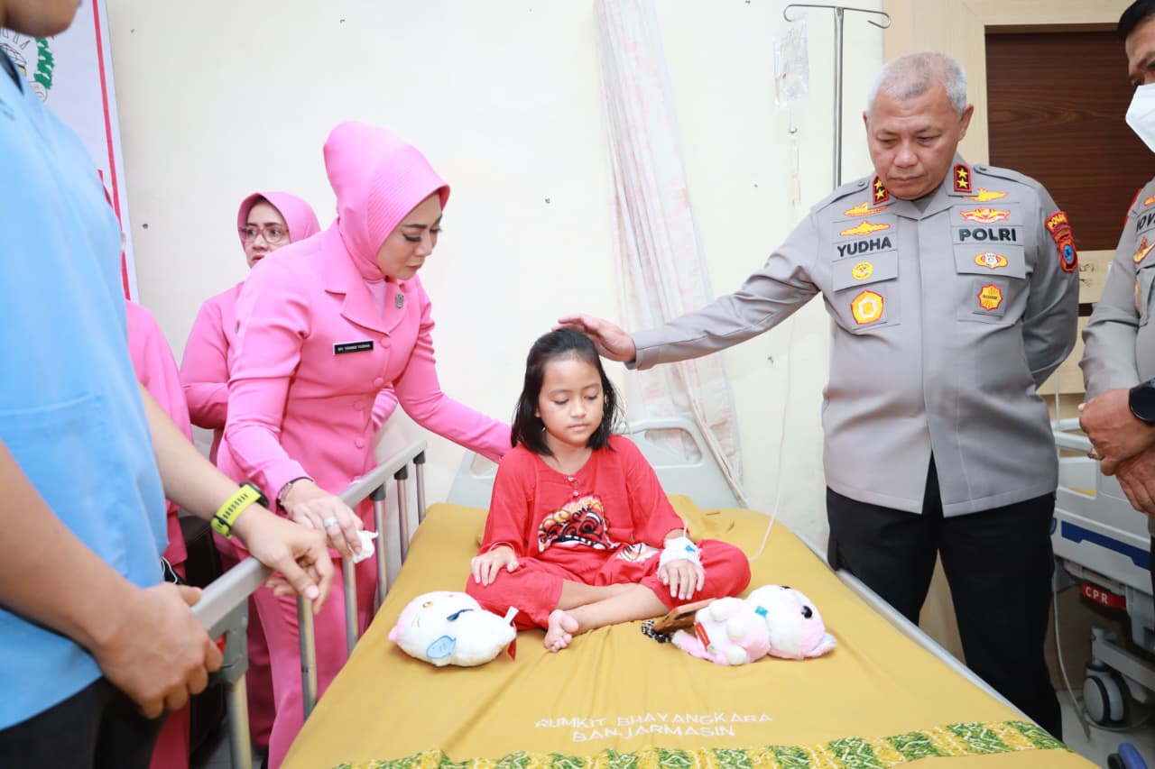 Bertemu Saat Banjir Rob Sei Tabuk, Kapolda Kalsel Berikan Bantuan Biaya Pengobatan Anak Yatim Piatu Korban Laka Lantas
